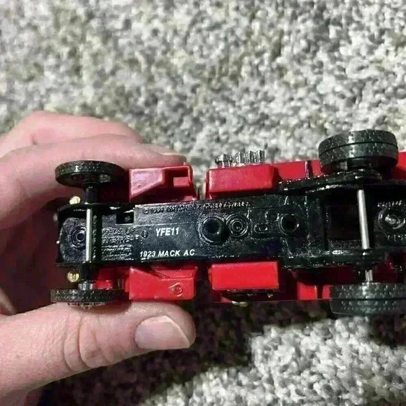 Matchbox Models of Yesteryear YFE11-M 1923 Mack AC Fire Engine Water Tanker MIB - Picture 8 of 10